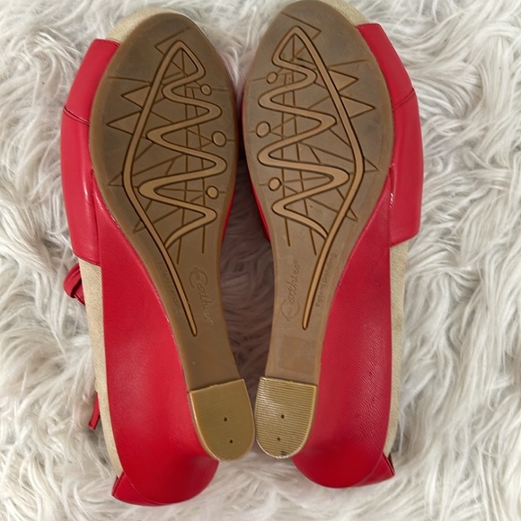 EARTHIES ARTSY Ankle Strap Wedge Sandals Heels Womens
10 Ruby Red VERIA LEATHER - Picture 12 of 15